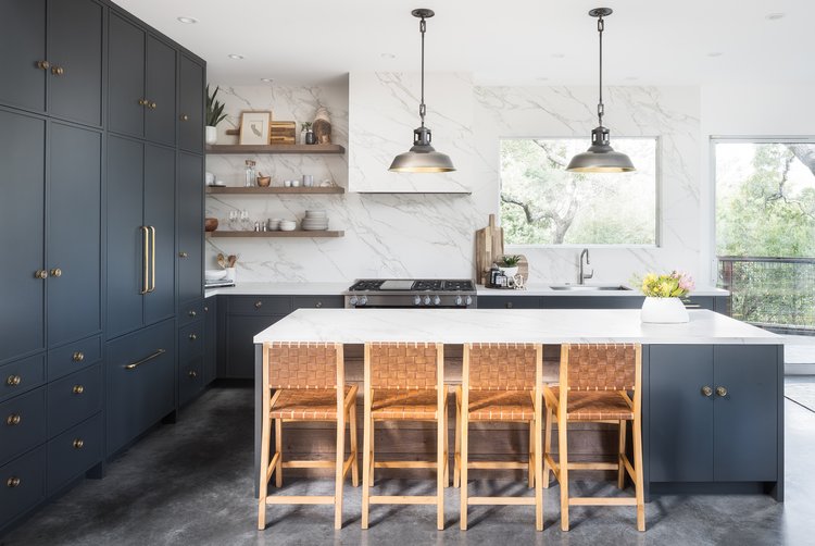 Choosing Between Open Shelving and Closed Cabinets in Your Kitchen